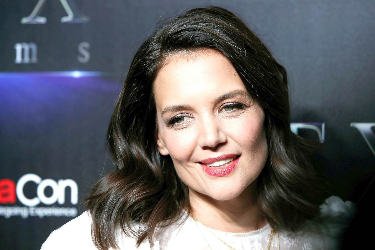 Katie Holmes, en underwear y botas altas, más sexy que nunca