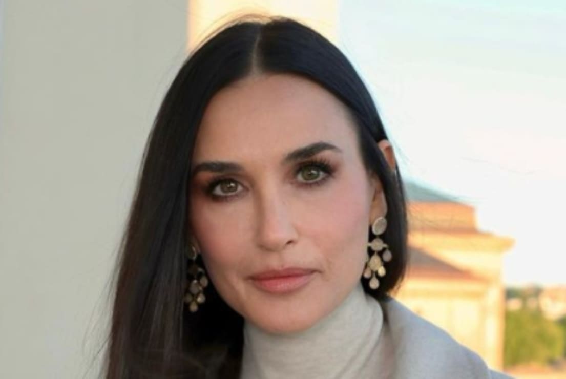 Demi Moore, de 60 años, luce su mejor versión en bikini veraniego