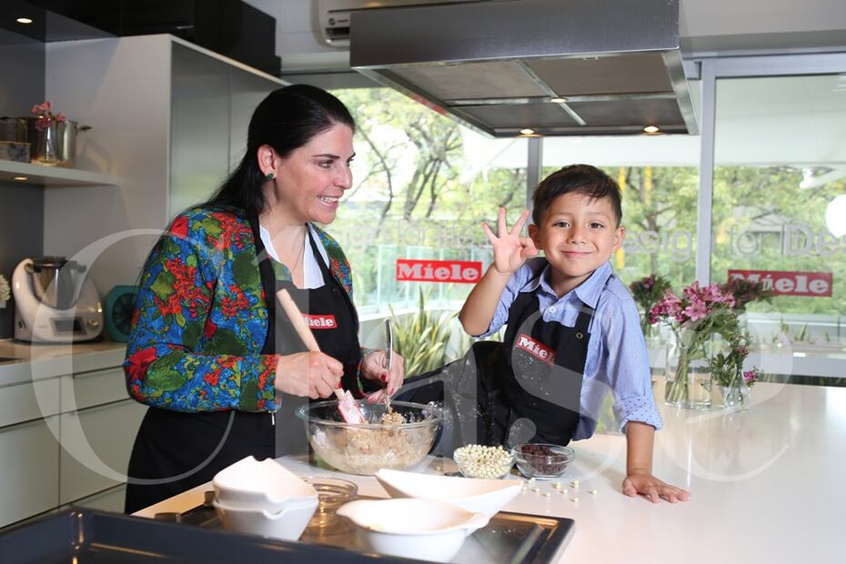 Zahie Téllez y Alexandra Rendón cocinan con sus hijos
