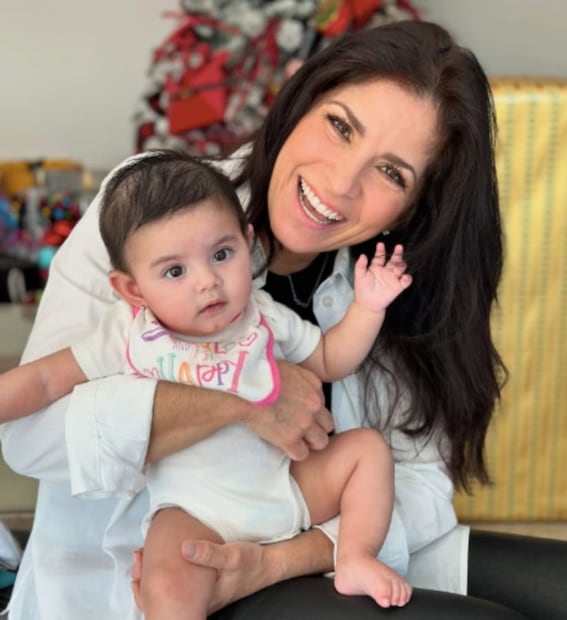 Alessandra Rosaldo con Tessa, hija de José Eduardo Derbez / Foto: Instagram
