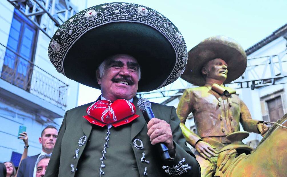 Vicente Fernández sigue estable, con rehabilitación física y pulmonar