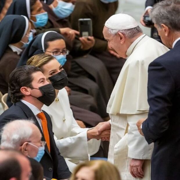 El papa Francisco con Samuel García y Mariana Rodríguez / Foto: Instagram