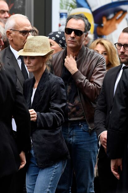 Vanessa Paradis y su esposo Samuel Benchetrit en el funeral de Jane Birkin / AFP