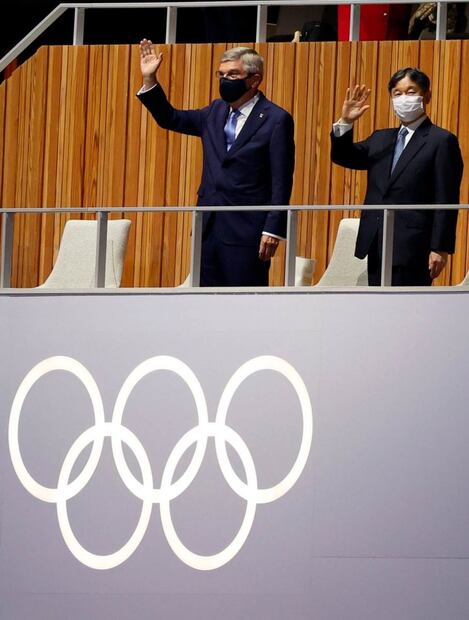 Naruhito de Japón recibe a Emmanuel Macron antes de pasarle el testigo olímpico