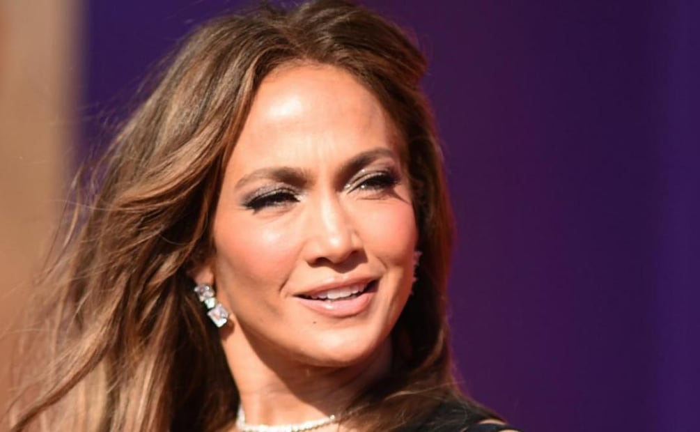 Jennifer Lopez, irreal con mini shorts y kimono de paseo en Italia