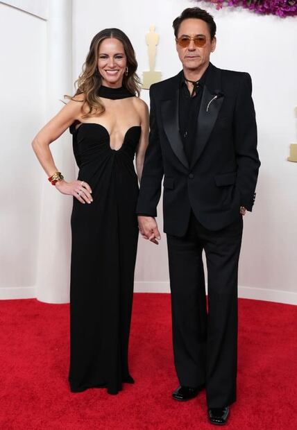 Robert Downey Jr. con su esposa Susan Downey en los Oscar 2024 / AP