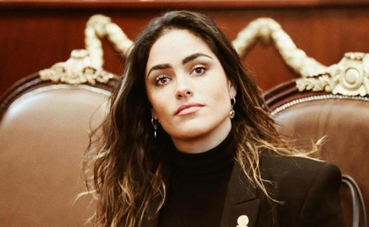 Alessandra Rojo de la Vega carga a Lucah, uno de sus mellizos prematuros