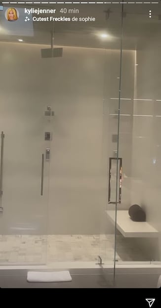 Kylie Jenner responde tajante a quienes se burlaron de su baño 