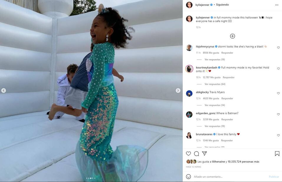 Kylie Jenner luce su avanzado embarazo disfrazada de gatita para Halloween