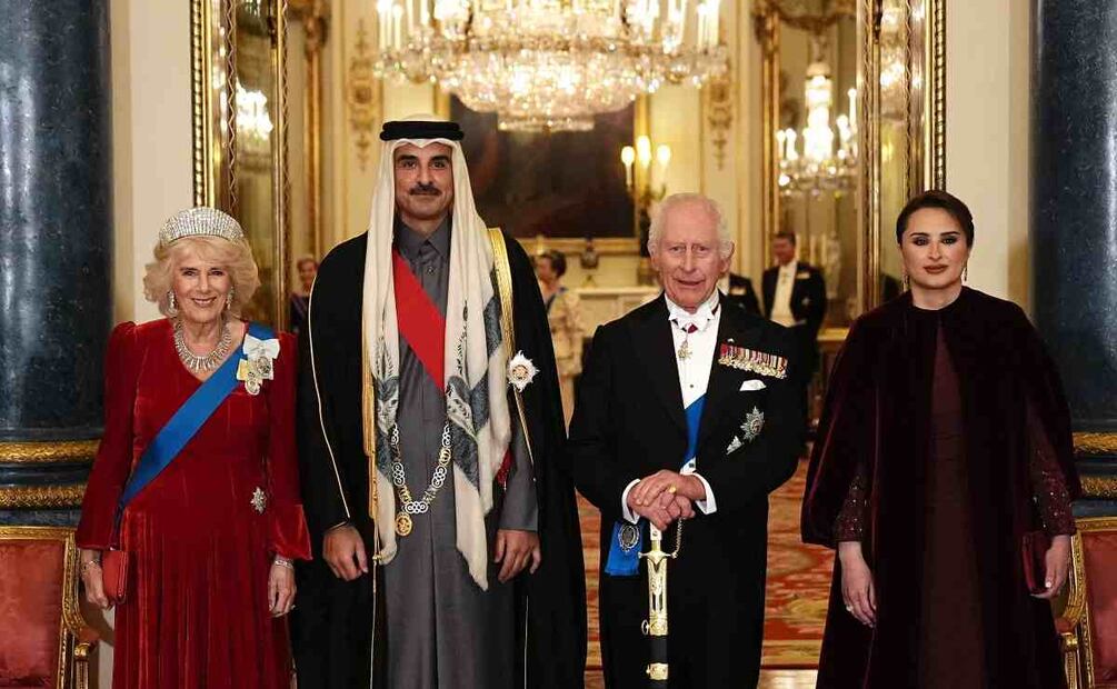 La reina Camila y el rey Carlos junto al Emir de Qatar Sheikh Tamim bin Hamad al-Thani, y su esposa Sheikha Jawaher bint Hamad bin Suhaim al-Thani / Foto: AFP