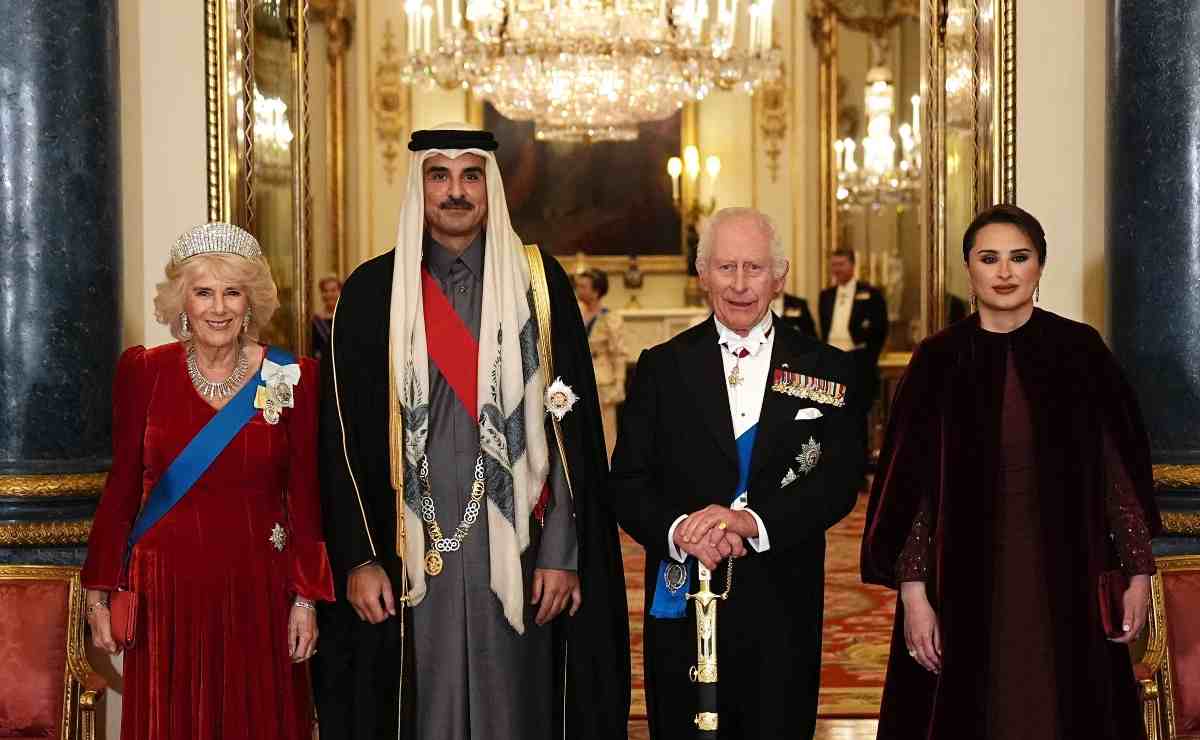 La reina Camila y el rey Carlos junto al Emir de Qatar Sheikh Tamim bin Hamad al-Thani, y su esposa Sheikha Jawaher bint Hamad bin Suhaim al-Thani / Foto: AFP