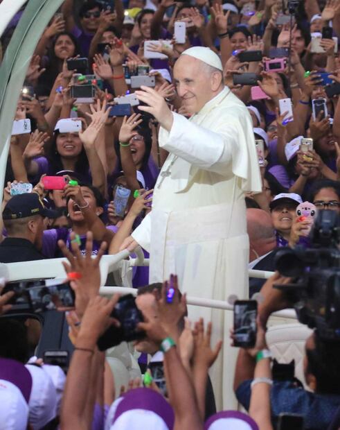 Hospitalizan al papa Francisco por infección respiratoria 