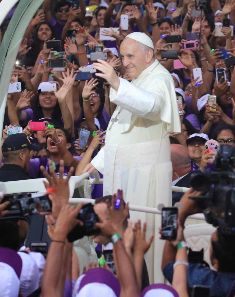 Hospitalizan al papa Francisco por infección respiratoria 