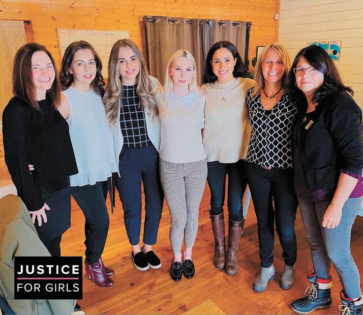 Meghan Markle y el príncipe Harry usan estudiantes para la creación de su fundación