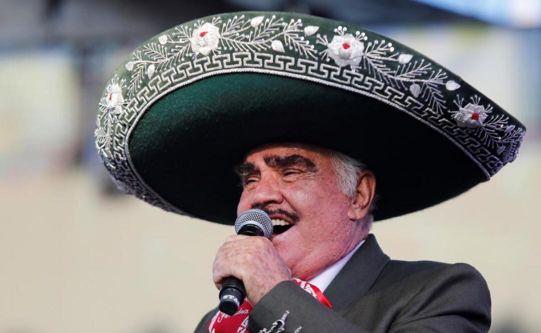Vicente Fernández Jr. asegura que su papá se aparece en el rancho todos los días