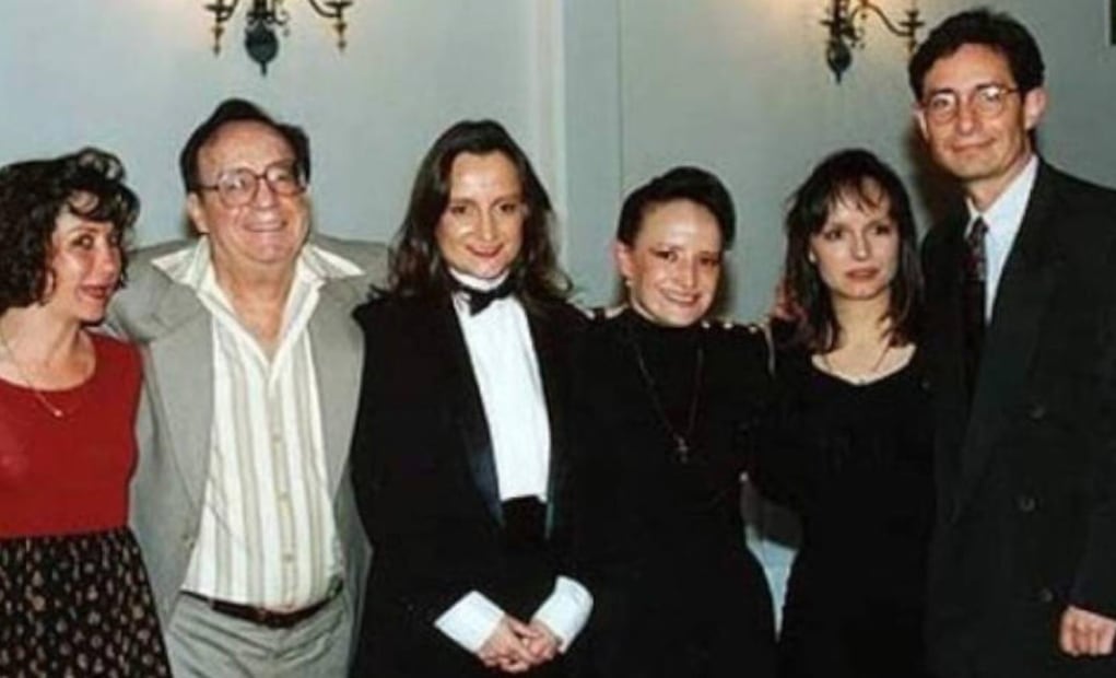 "Chespirito" junto a cinco de sus hijos / Foto: Captura