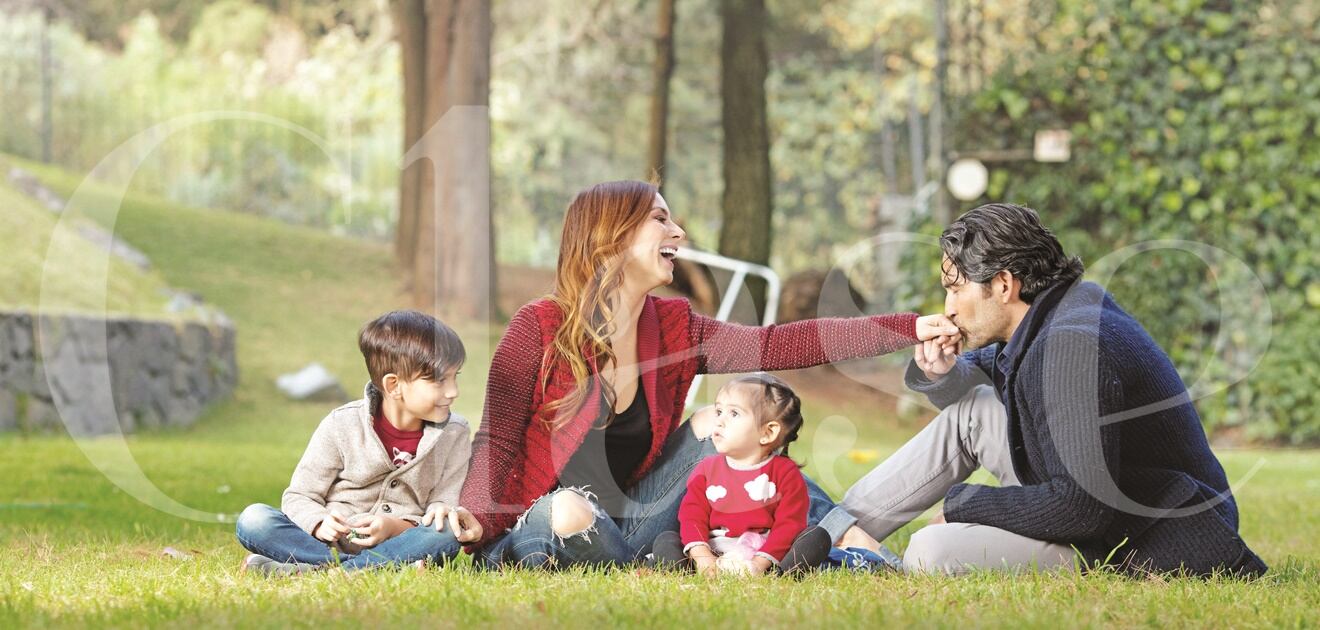 <p>C laudia Lizaldi posó en su casa con su familia. <strong>(Fotos: Héptor Arjona)</strong></p>
