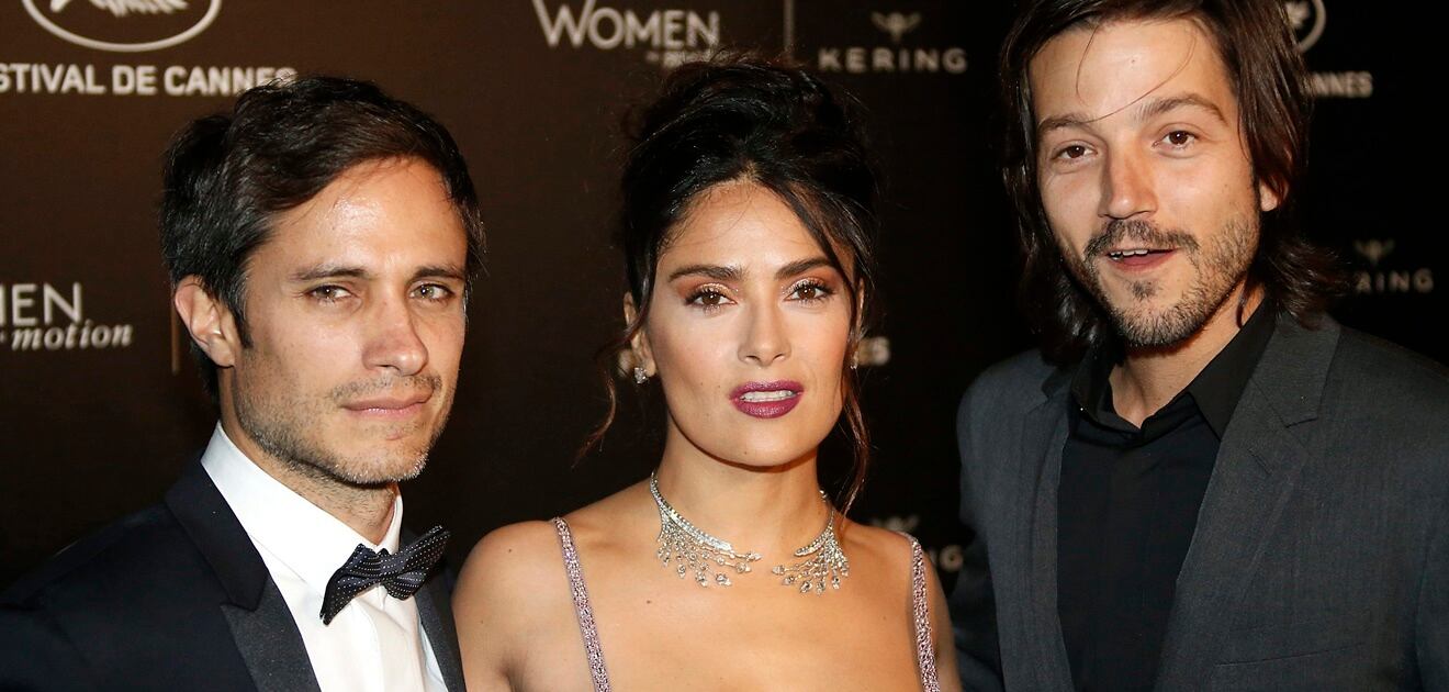 <p>Salma Hayek impactó con su escote en el Festival de Cannes 2016, donde estuvo acompañada de sus amigos Gael García y Diego Luna.  <strong>(Fotos: Archivo El Universal)</strong></p>