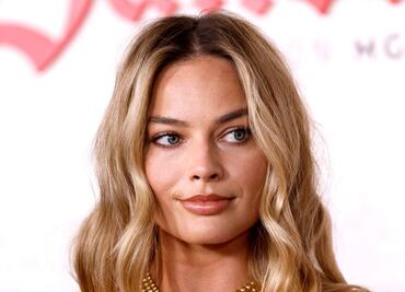 Margot Robbie presume diminuta cintura con ajustado corsé de efecto visual
