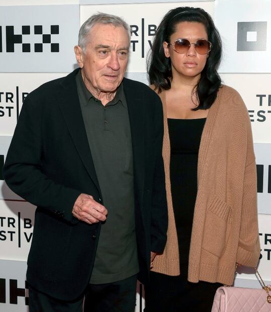 Robert De Niro y su novia Tiffany Chen en el Festival de Cine de Tribeca el 7 de junio en Nueva York / AFP