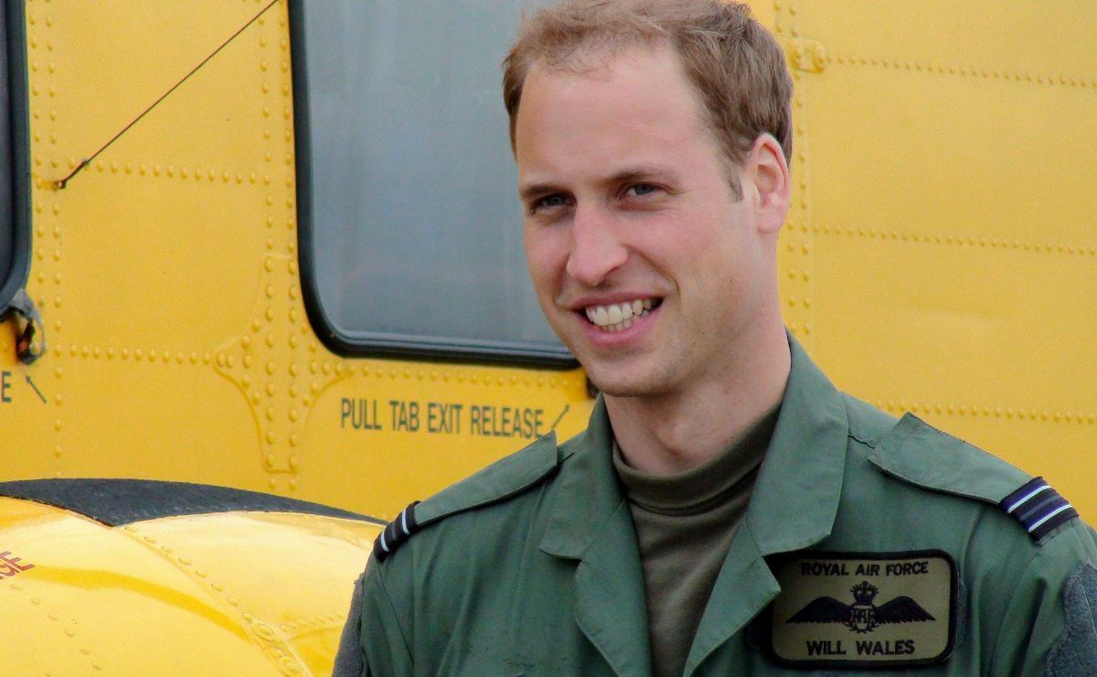 El príncipe William se vacuna contra el Covid-19 y enamora a miles con sus músculos