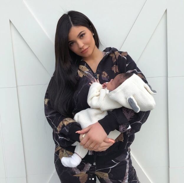 Finalmente Kylie Jenner aparece con su hija Stormi y muestra su cara