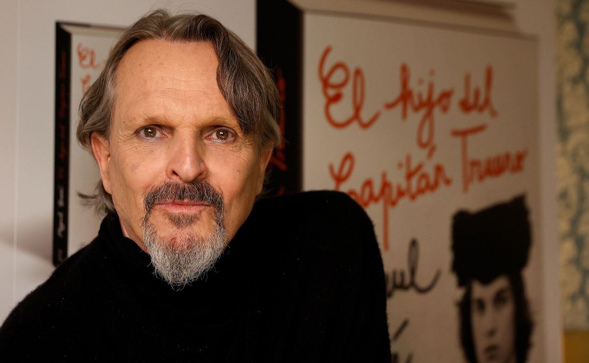 Miguel Bosé pide a los reporteros que se quiten los cubrebocas