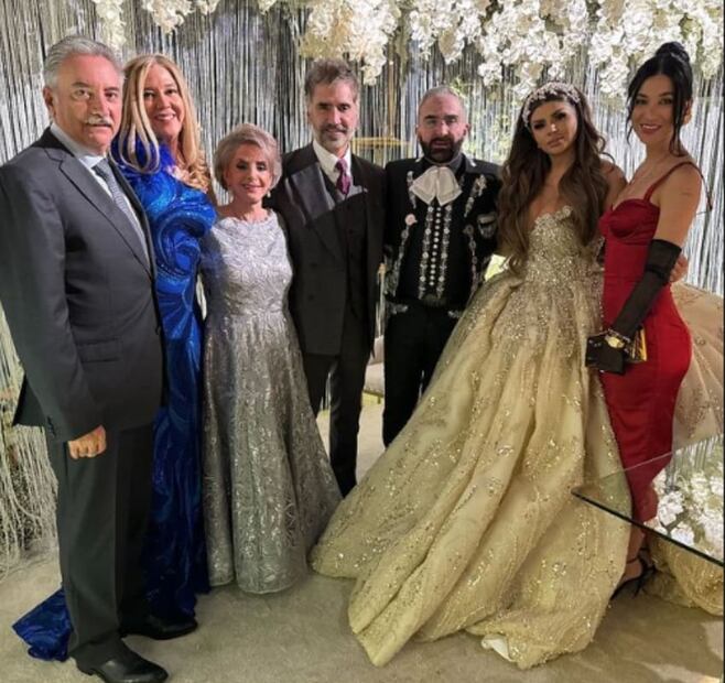 Vicente Fernández Jr. y Mariana González con Doña Cuquita, Alejandro Fernández, su novia Karla Laveaga / Instagram