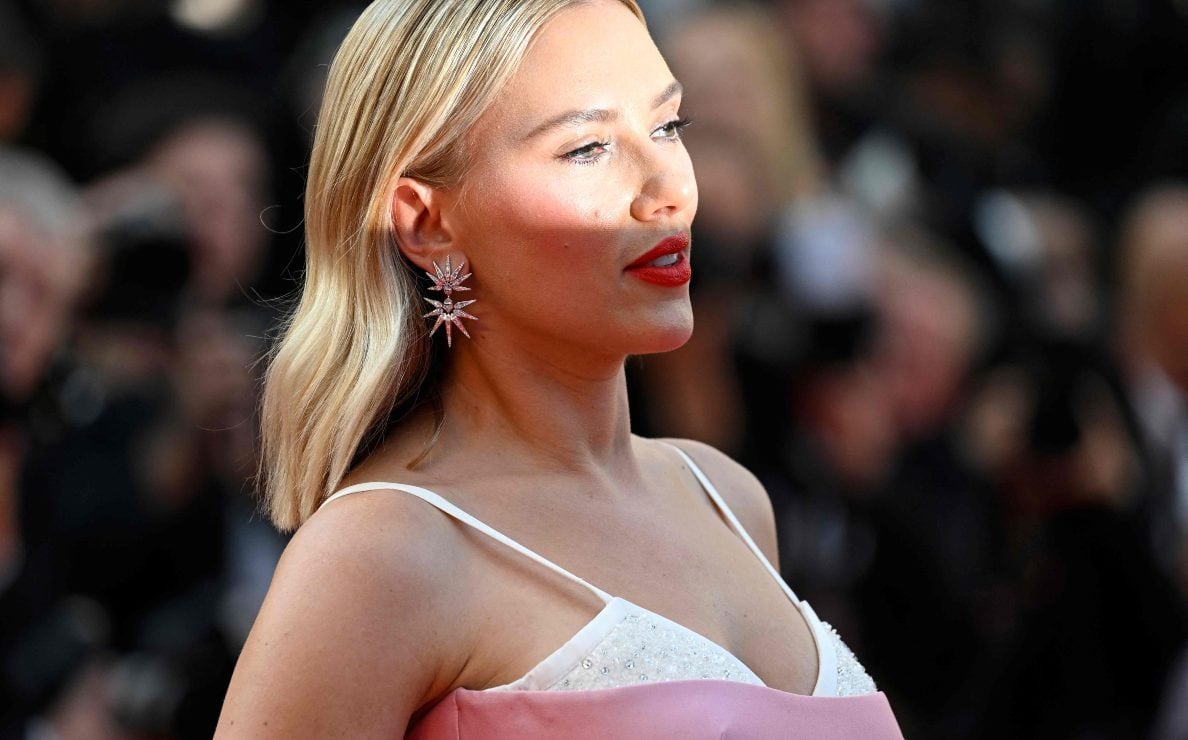 Scarlett Johansson, sencilla y sexy con vestido rosa y bra blanco, en Cannes