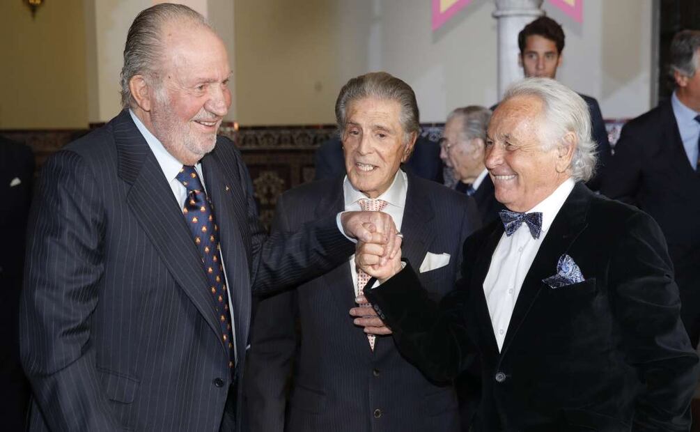 El Rey Juan Carlos con los ex toreros Jaime Ostos y Palomo Linares / Foto: EFE