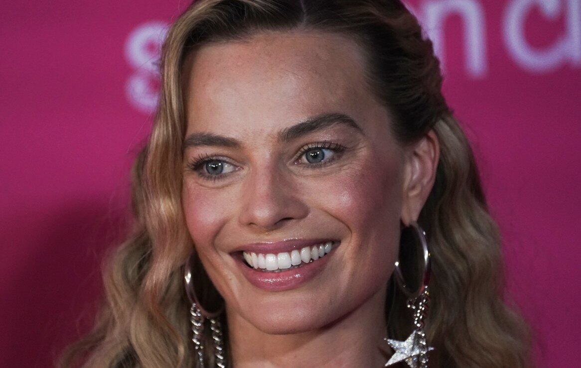 Margot Robbie luce minivestido con transparencias de Balmain en México