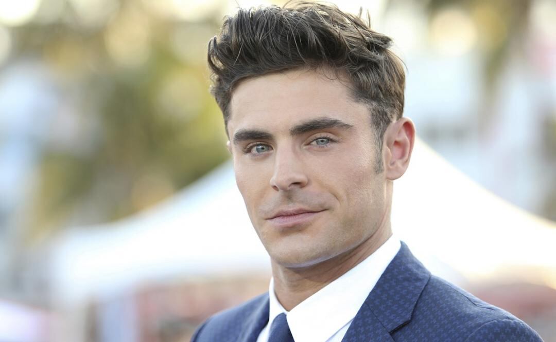 Zac Efron luce irreconocible con músculos enormes y el pelo de 'príncipe valiente'