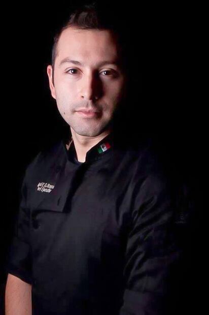 Él es el chef Manuel Barradas, quien está a cargo de la cocina en los cruceros más grandes del mundo