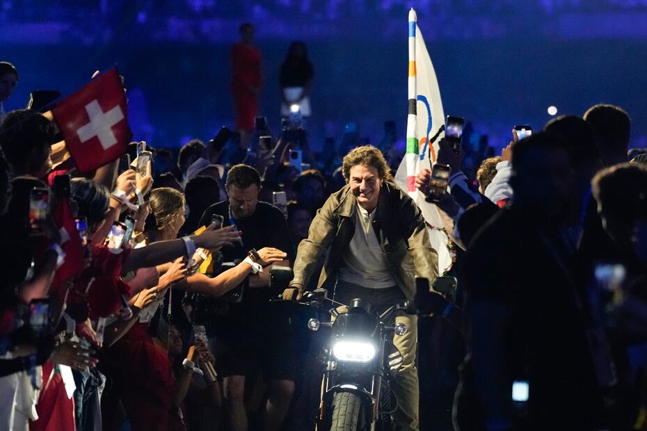 Tom Cruise fue el encargado de llevarse la bandera de París 2024 para Los Ángeles 2028 / Foto: AP