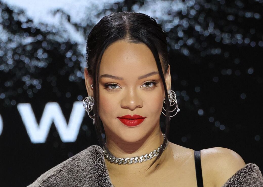 El seductor atuendo de Rihanna previo a su show en el Super Bowl LVII