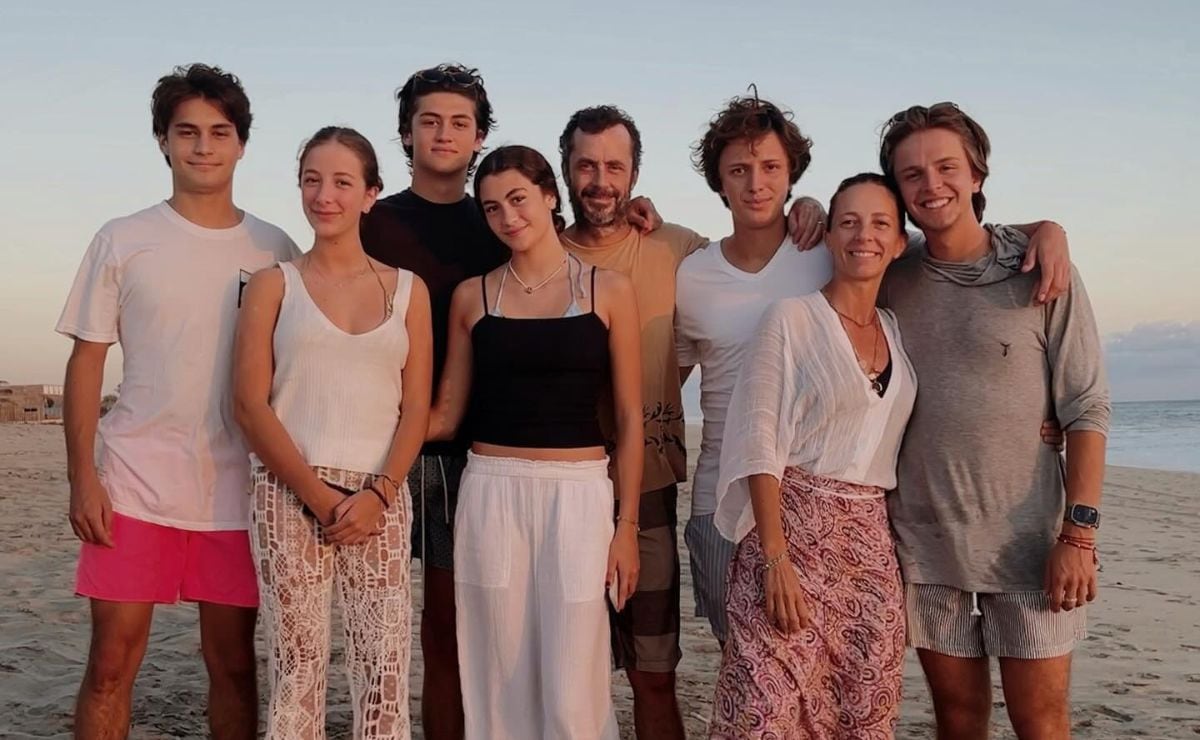 Michel Jourdain Jr. y Concepción Orvañanos con su familia. (Foto: Instagram)