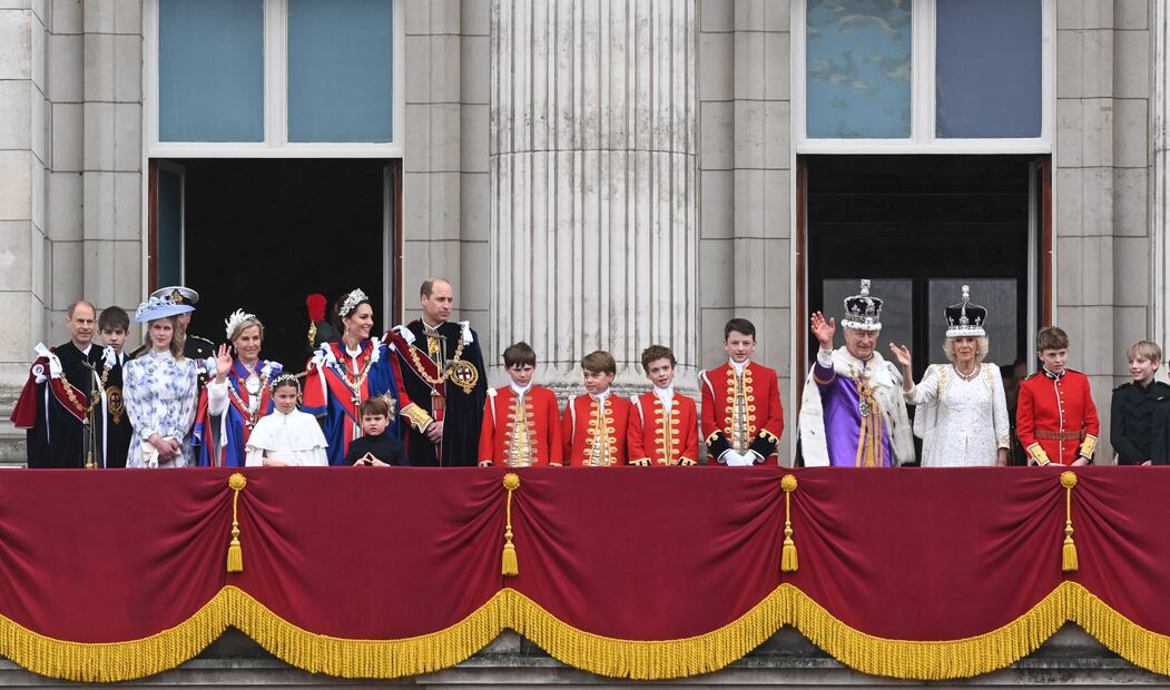 El rey Carlos III y Camila saludan desde el balcón del palacio de Buckingham junto a la familia real, sin Harry y Andrés