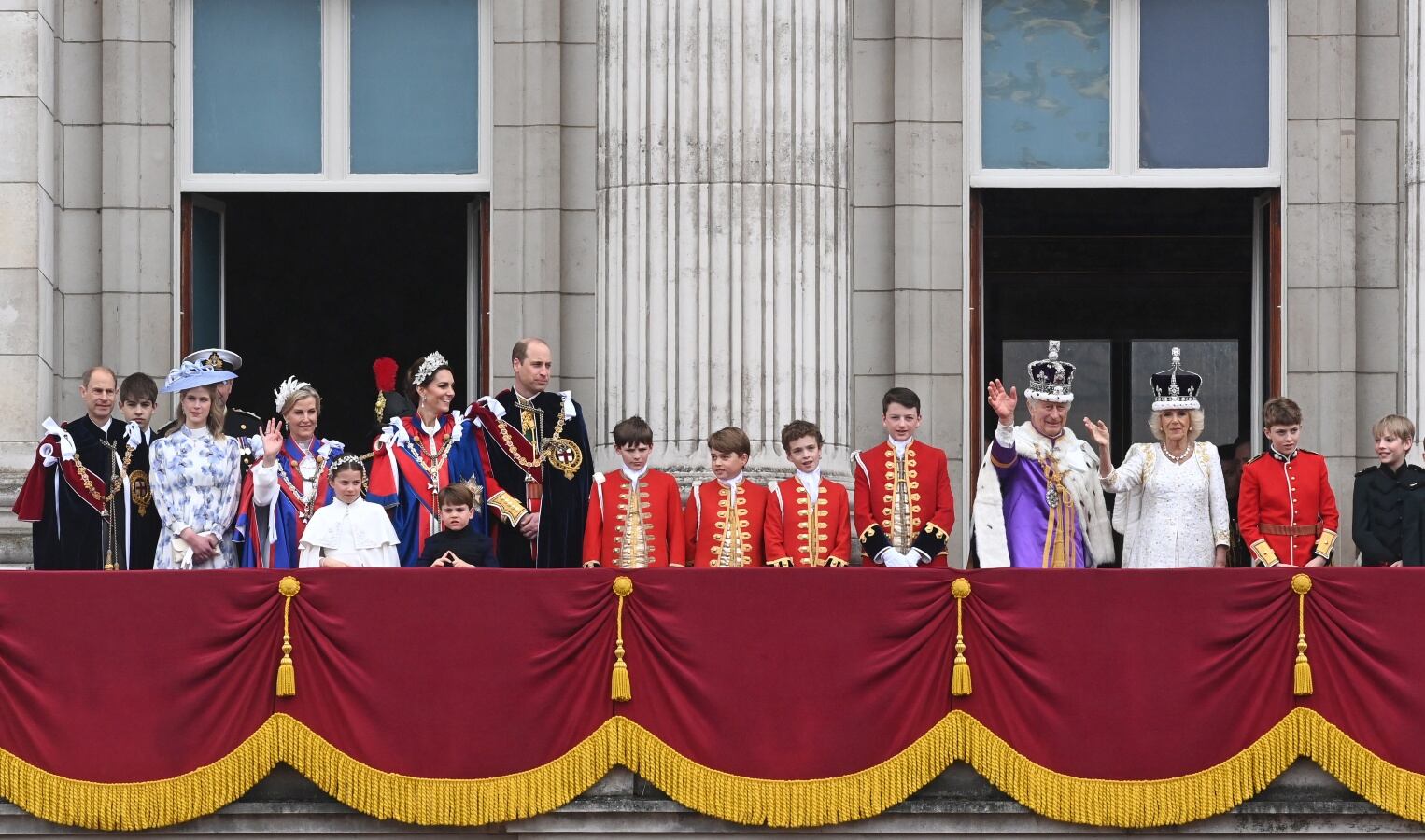 El rey Carlos III y Camila saludan desde el balcón del palacio de Buckingham junto a la familia real, sin Harry y Andrés