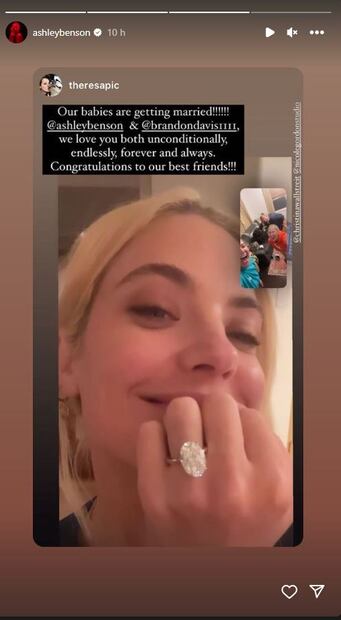 Ashley Benson y su anillo de compromiso / Instagram