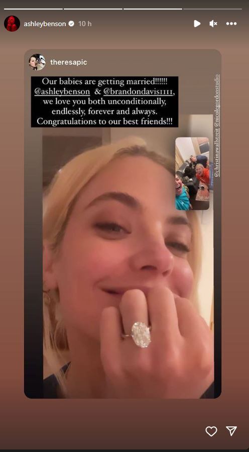 Ashley Benson y su anillo de compromiso / Instagram