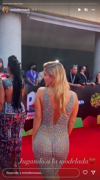 Michelle Renaud sorprende con vestido transparente en los Premios Juventud