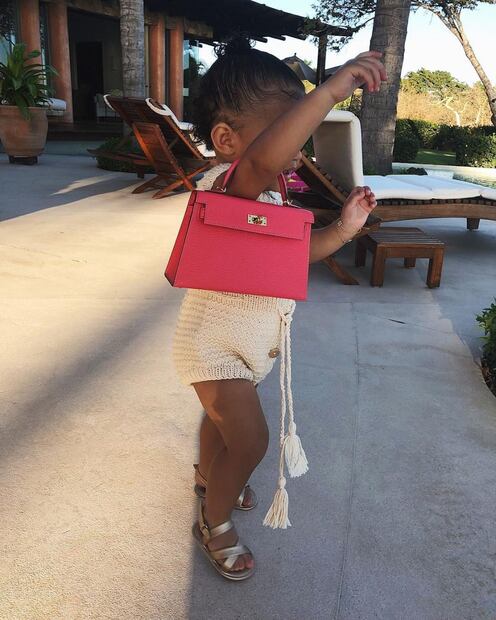 El lujoso bolso de Stormi, hija de Kylie Jenner, vale cerca de 30 mil pesos 