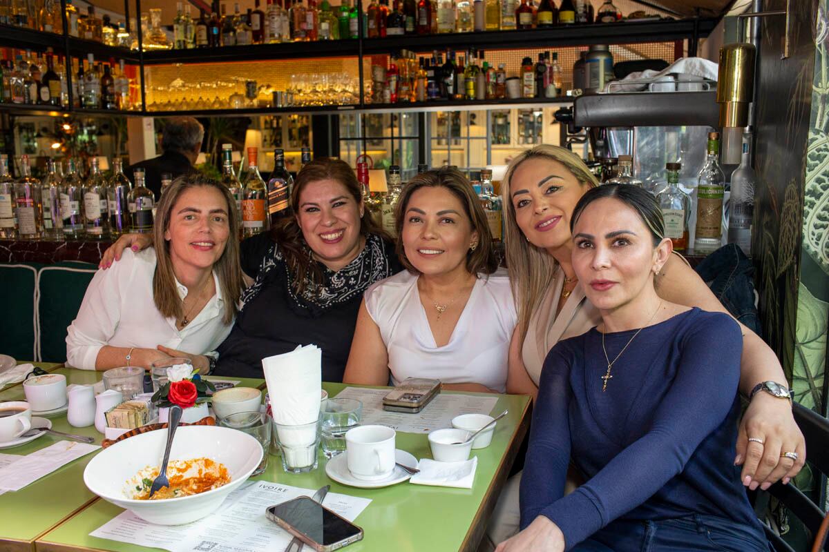 Teresa Gómez del Campo, Rocío Flores, Adriana Camacho, Carolina Cariño y Jeanette Moisés. (Foto: Esteban Torreblanca)