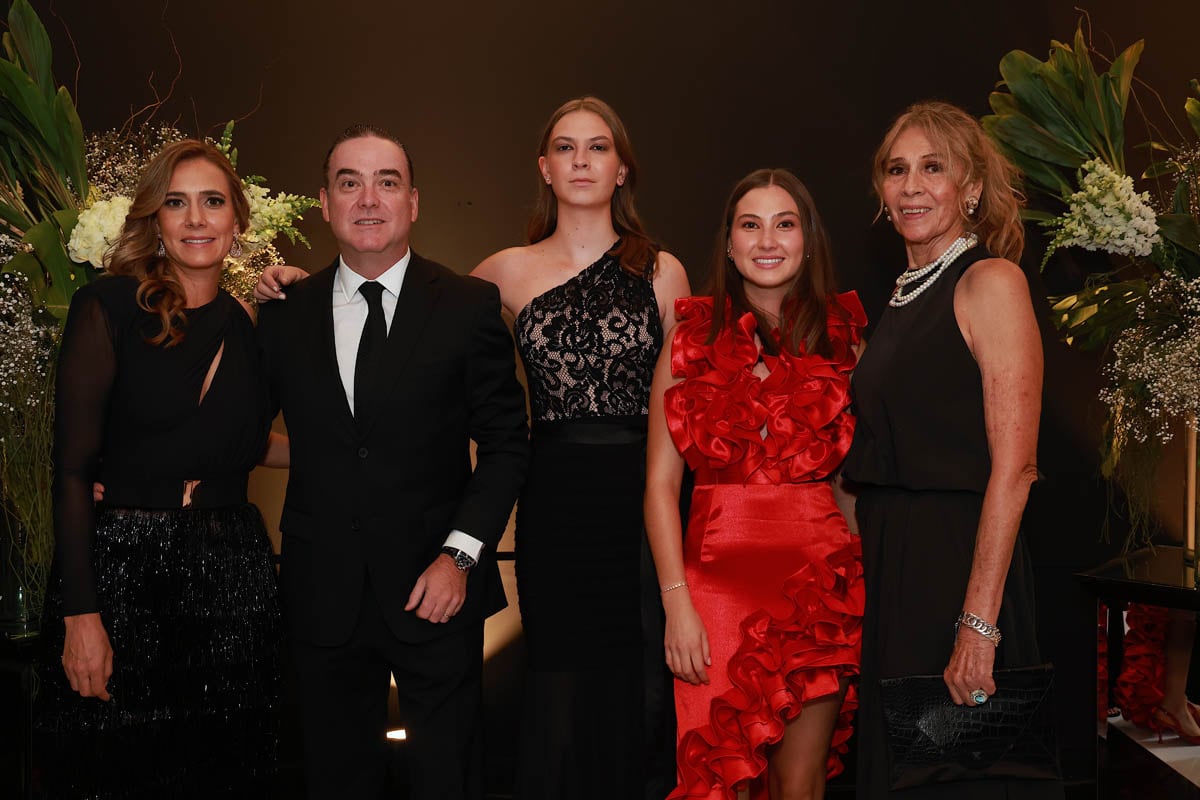 Bibiana Puga, Víctor, Pamela y Melissa López con Patricia Carbajal. (Foto: Héptor Arjona)