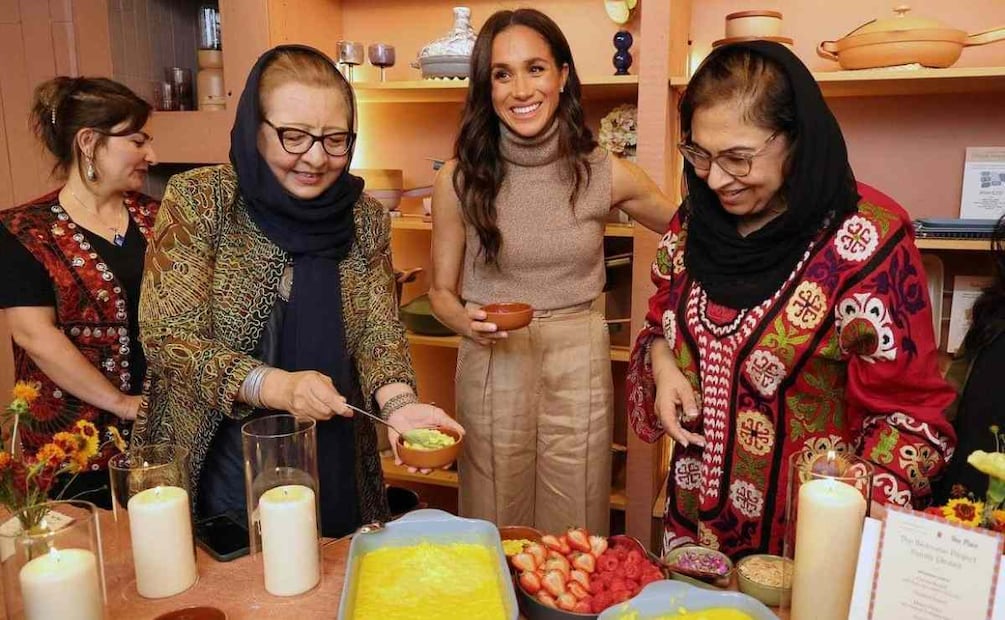 Meghan Markle junto a asistentes de la organización Mina's List durante la cena de Acción de Gracias / Foto: Instagram