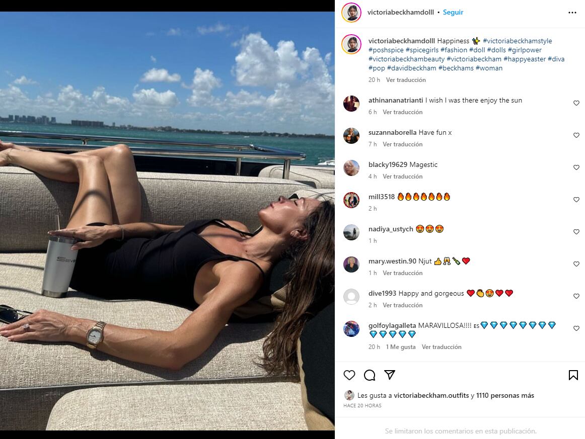 Victoria Beckham, de 48 años, disfruta del sol con un maillot de color negro