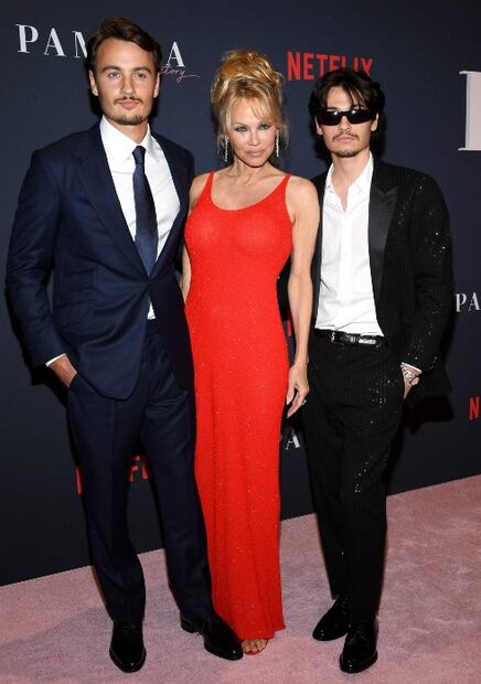 Pamela Anderson recrea icónico look de Baywatch en el estreno de su documental