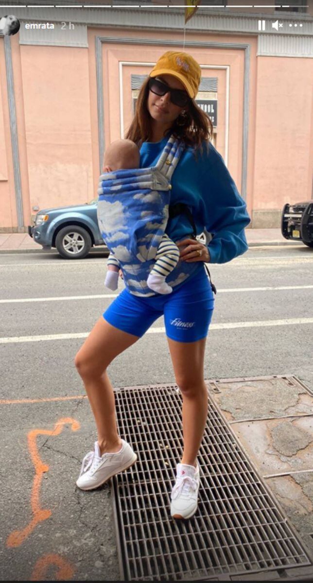 Emily Ratajkowski asombra con diminuto bra de mezclilla