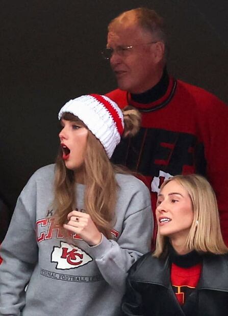 Taylor Swift y su papá en un partido de los Kansas City Chiefs / AFP
