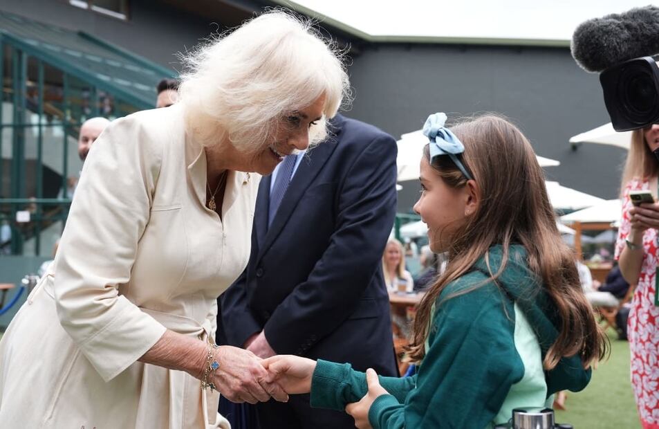 La reina Camila con la hija del tenista Santiago González / Foto: AP